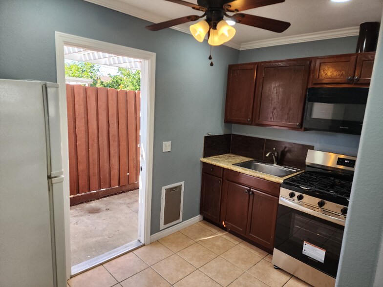 Building Photo - 717 S Pine St