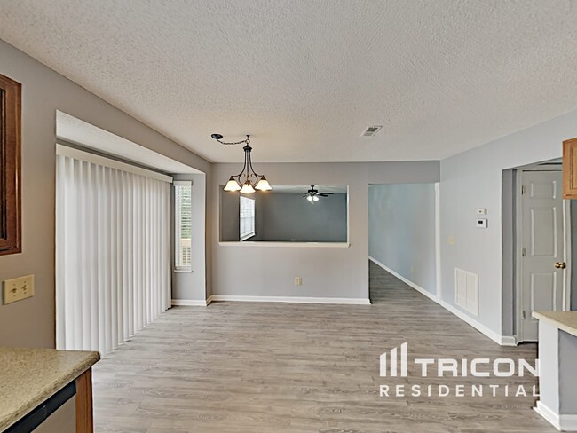 Building Photo - 210 Glen Rose Cir