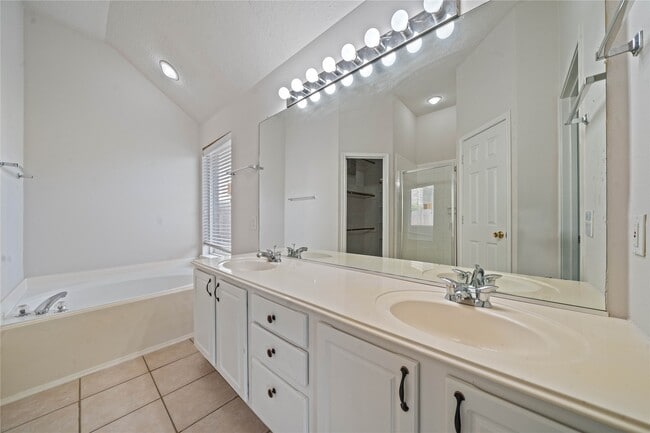 Building Photo - 11843 Leaf Oak Dr