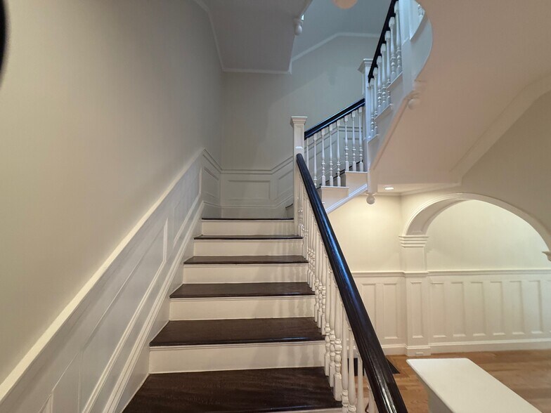 Building Photo - 1726 Beacon St