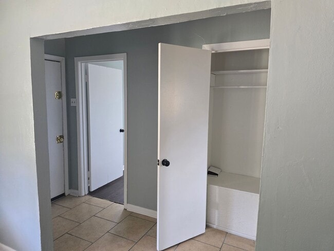 Building Photo - Spacious 4 bedroom/1 bath home with Centra...