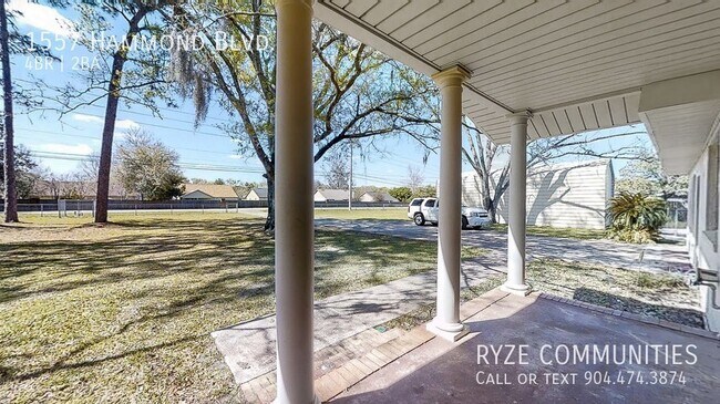Building Photo - Beautiful Pool Home - Fenced in Yard - Sty...