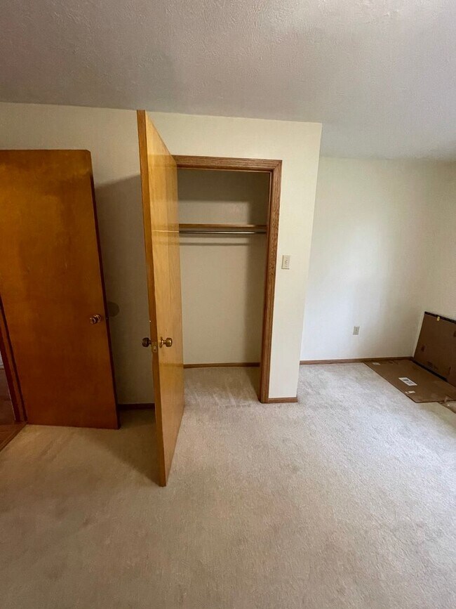 Building Photo - Beautiful 4 Bedroom, 2.5 Bathroom, 3000sq.ft Ranch! Pet Friendly!