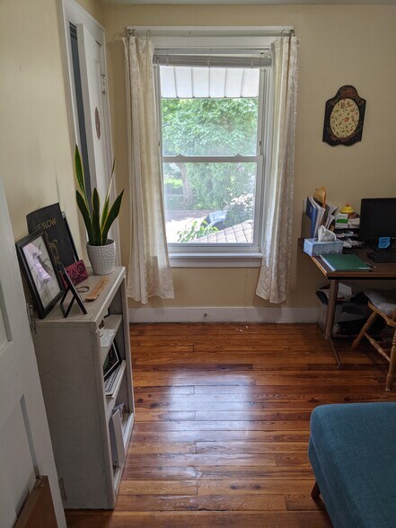 Bedroom 1/office space - 1228 W Barnes Ave