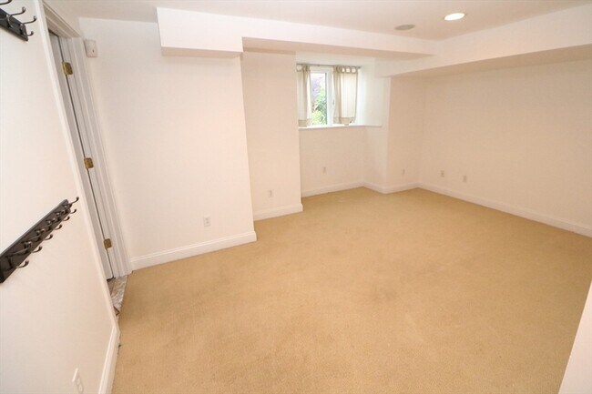 Building Photo - 141 Grovers Ave