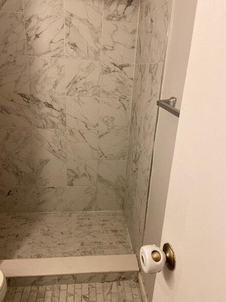 Building Photo - 3804 W Vinton Ave