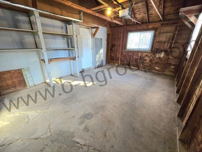 Building Photo - Great Location!