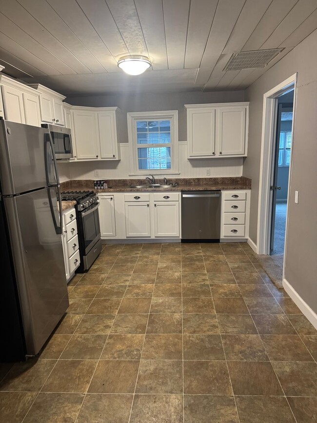 Building Photo - 3 bedroom 1 bathroom house