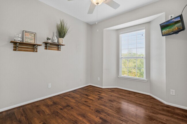 Building Photo - 6607 Lake Woodlands Dr