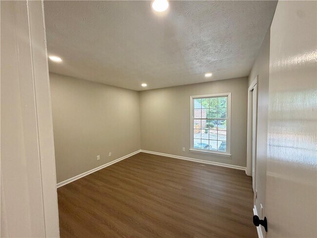 Building Photo - 6700 Roswell Rd