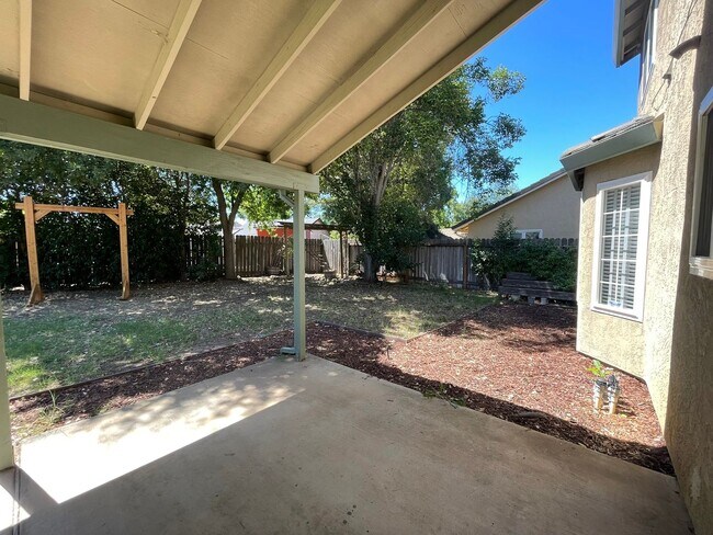 Building Photo - 3 Bedroom 2.5 Bath Home with Huge Covered Patio in Backyard!