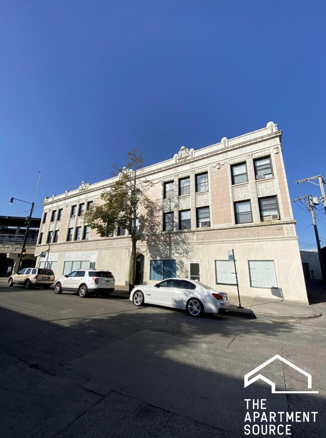 Building Photo - 7606 N Paulina St