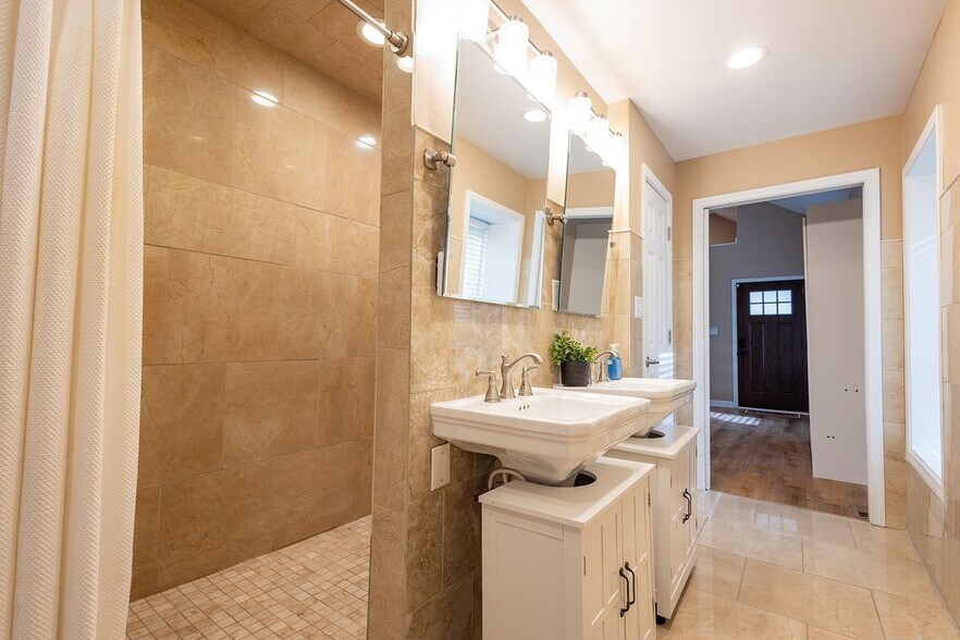 Building Photo - 5430 Oakley Ave