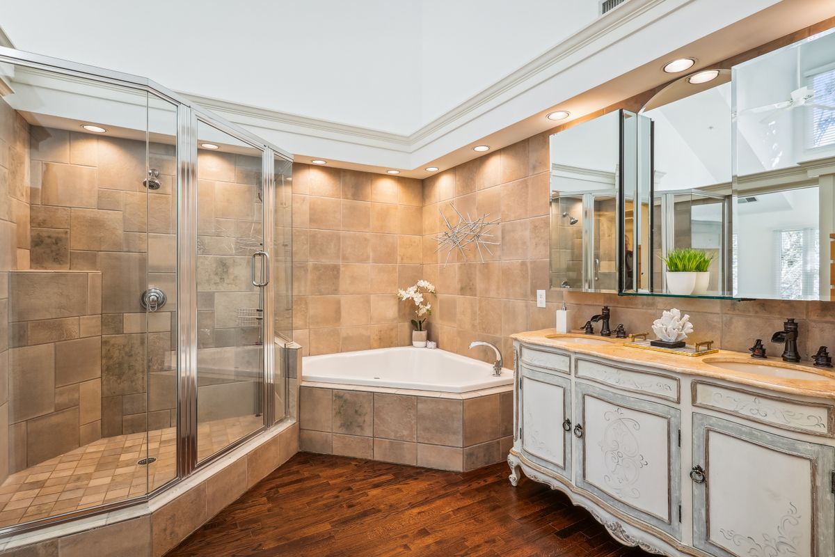 Building Photo - 337 W 7th St