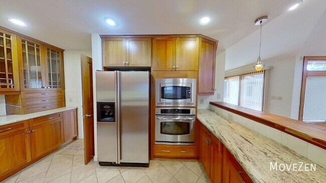 Building Photo - 2323 Ridgefield Dr