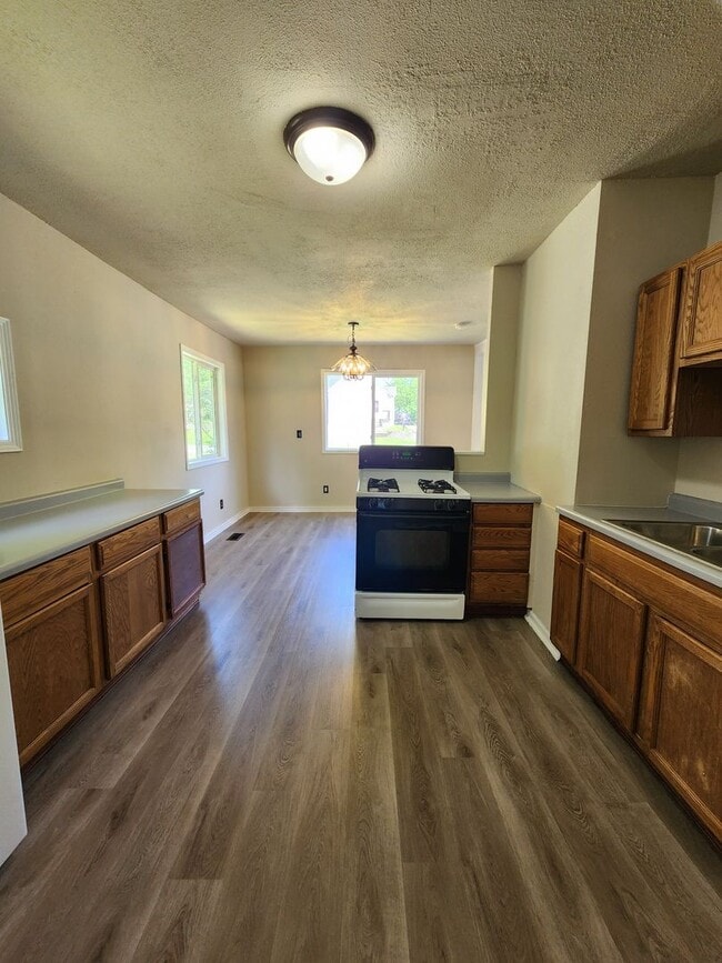 Building Photo - 2 Bed and 2 Bath Home