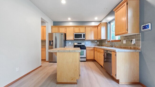Building Photo - 5BR/3BA End Unit with Greenbelt View in Lynnwood
