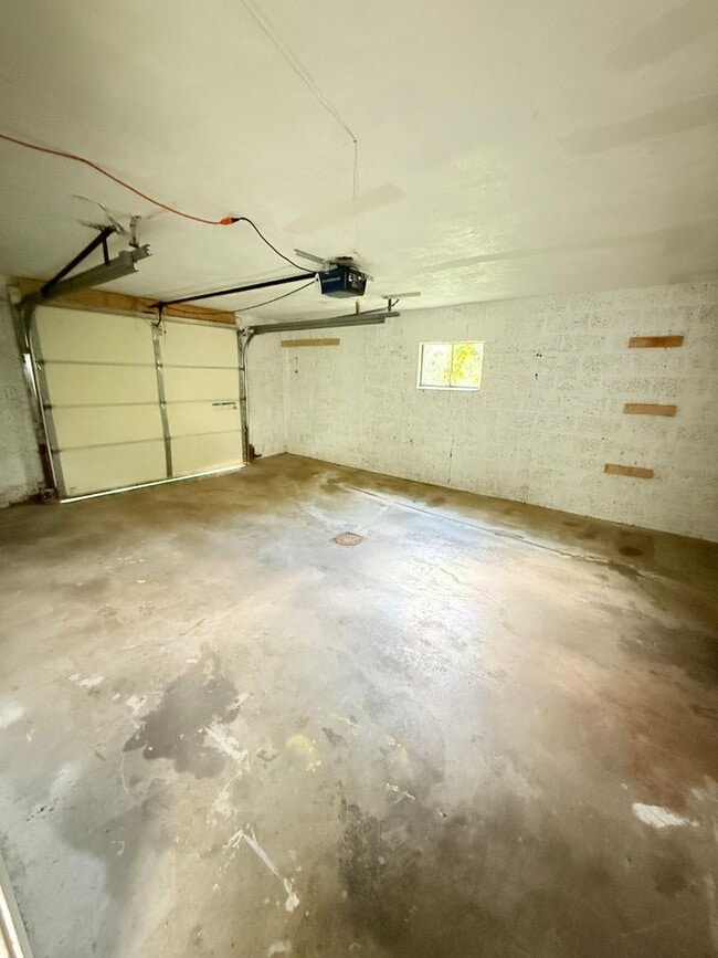 Building Photo - Spacious 3BD/1BA Single Family Home in Pen...