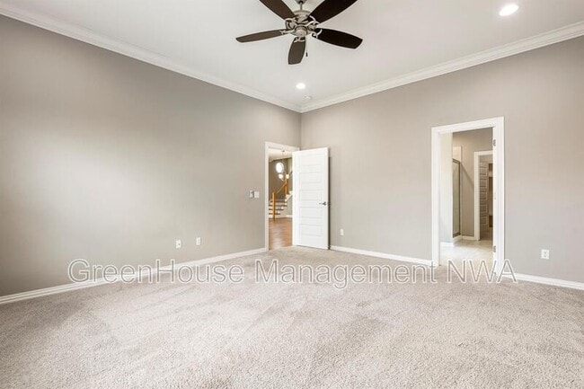 Building Photo - 3702 SW Mistletoe Ave