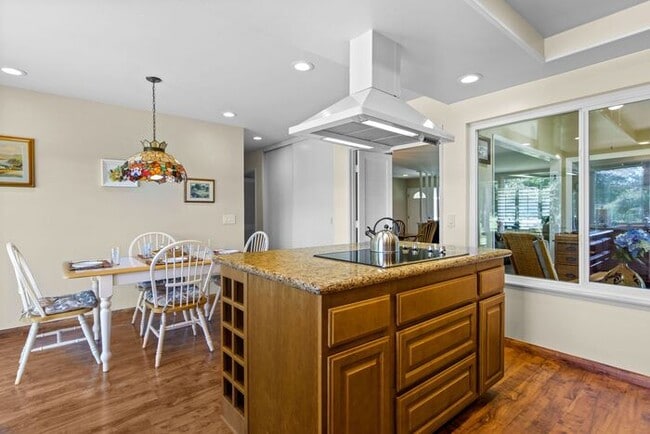 Building Photo - Sweeping Views! Rare and Peaceful 5-home e...