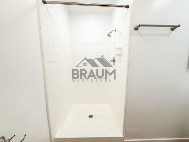 Building Photo - 6039 Whitsett Ave