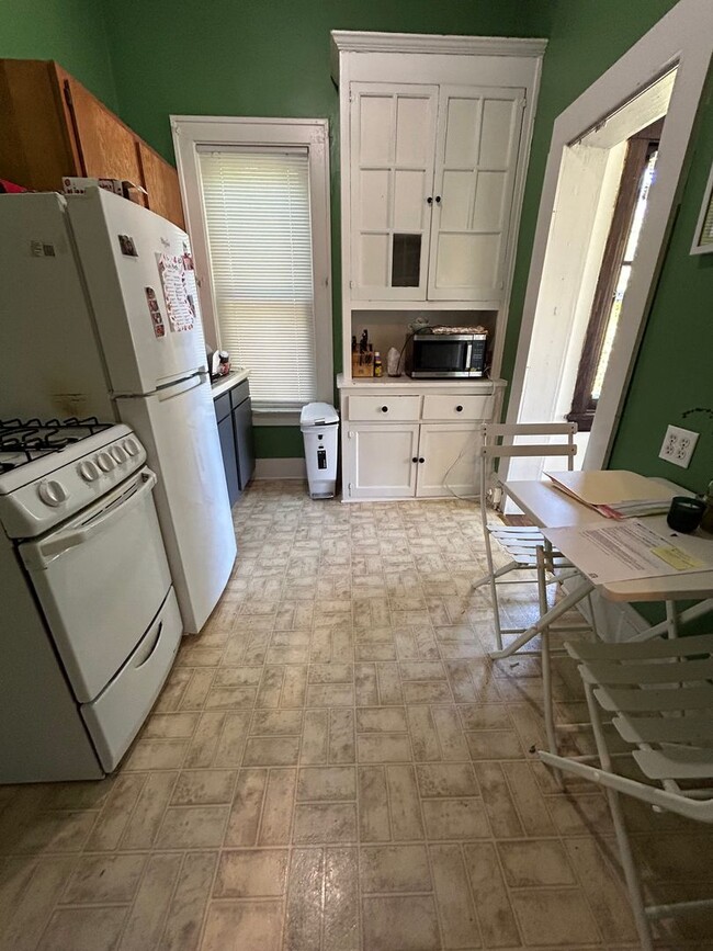 Building Photo - Cute 1 Bedroom 1 Bathroom Apartment