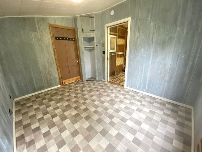 Building Photo - 5 bed 1.5 Bath Single Family Home! Near NDSU!