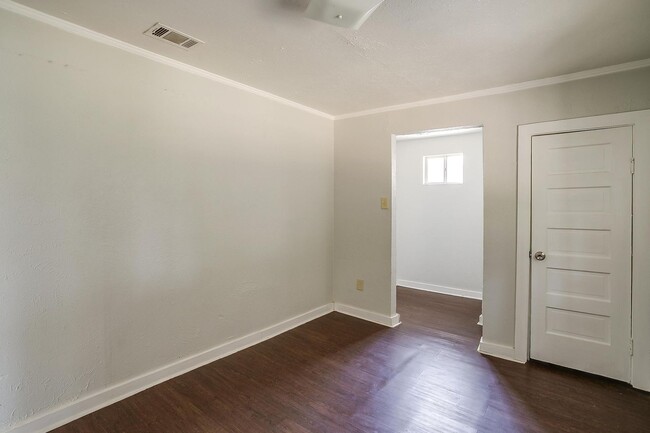 Building Photo - Large 4 Bed, 2 Bath in the heart of Histor...