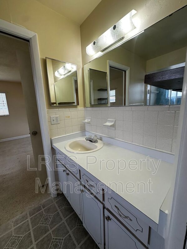 Building Photo - 2719 Merrie Oaks Rd