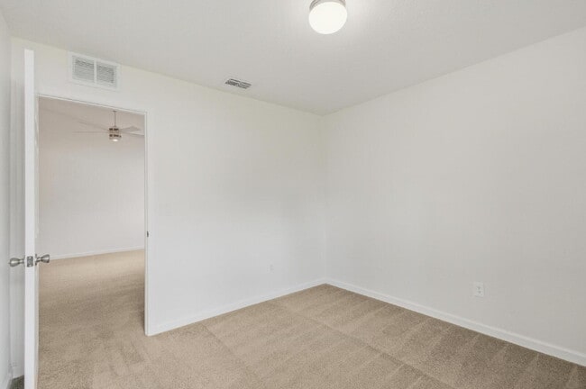 Building Photo - Quiet Cul De Sac location