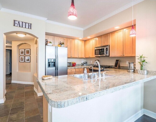 Building Photo - Stunning “Treehouse” Top-Floor Condo – 2 Bed / 2 Bath | One Block from City Park