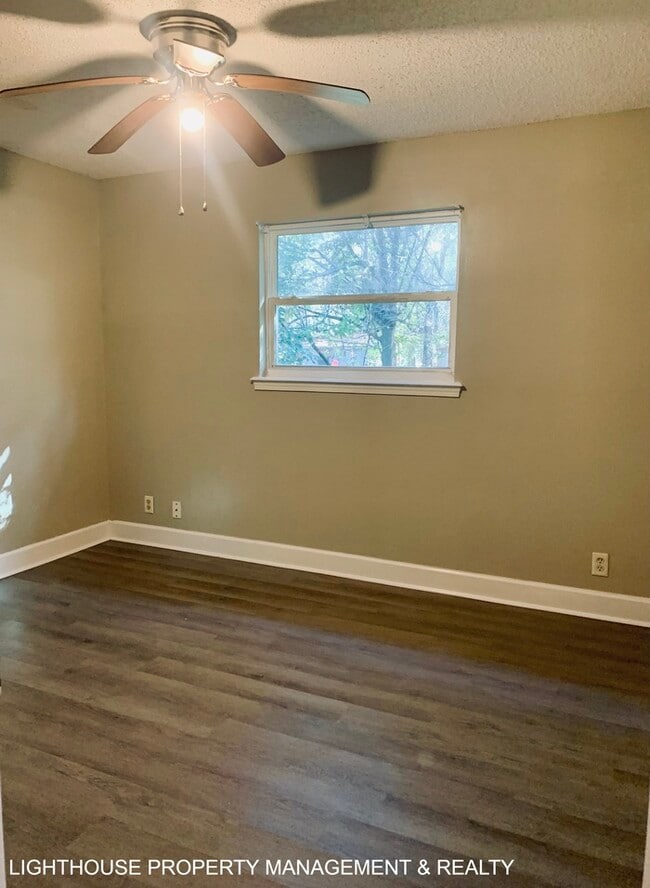 Building Photo - Spacious 2-Bedroom Duplex with Stainless Steel Appliances