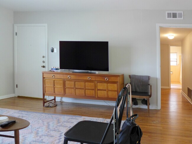 Building Photo - 310 West Mistletoe Avenue