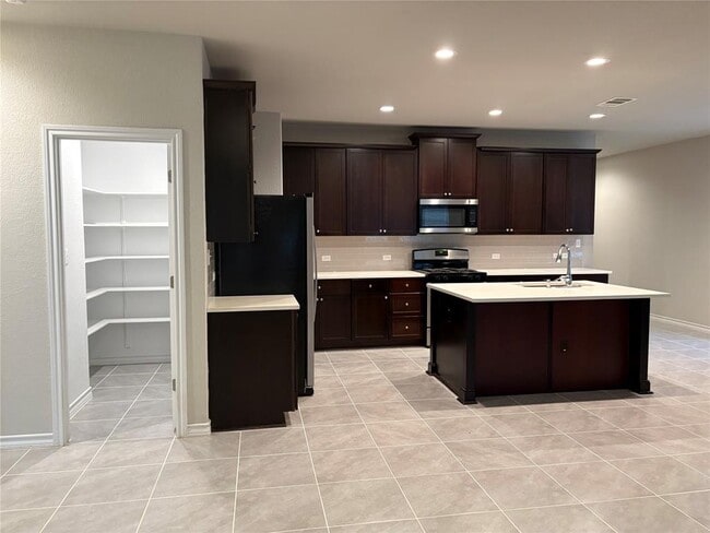 Building Photo - 147 Mary Max Cir