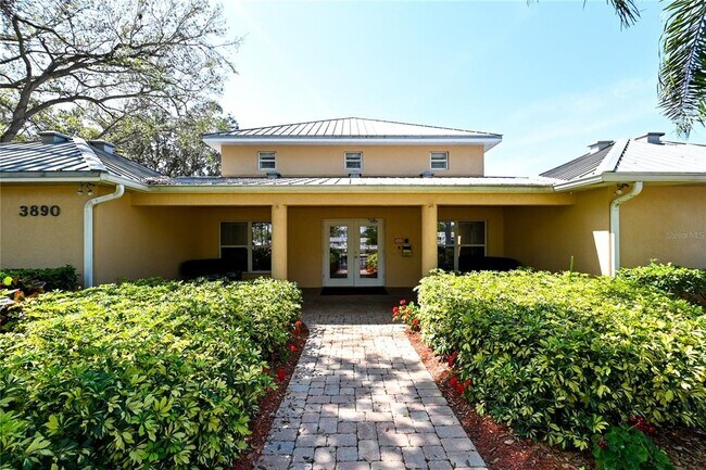 Building Photo - 4550 Pinebrook Cir