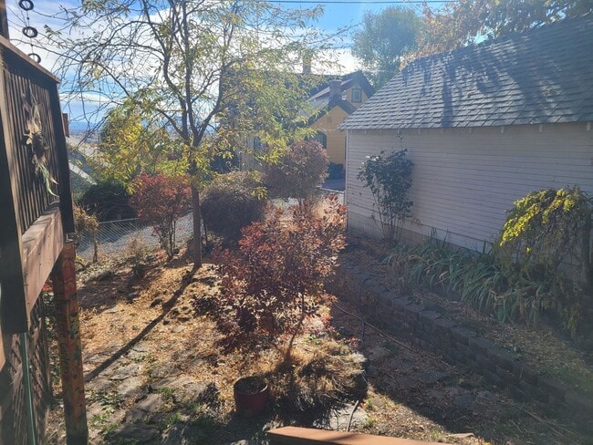 Building Photo - 3 bedroom 2 bath