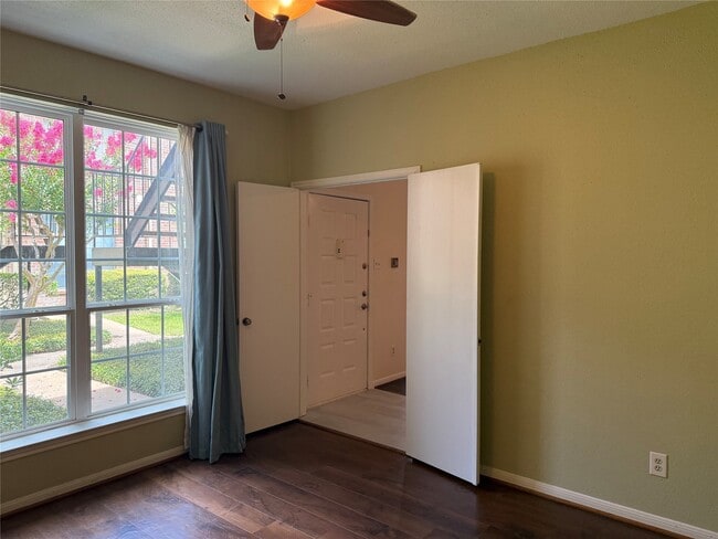 Building Photo - 2121 El Paseo St
