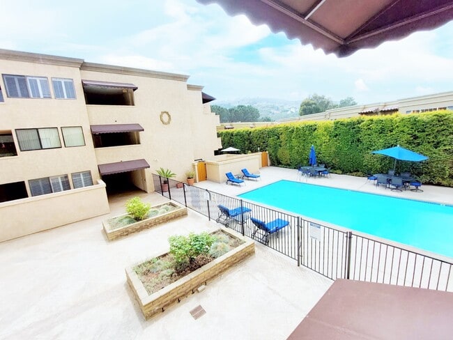 Building Photo - 2420 Torrey Pines Rd