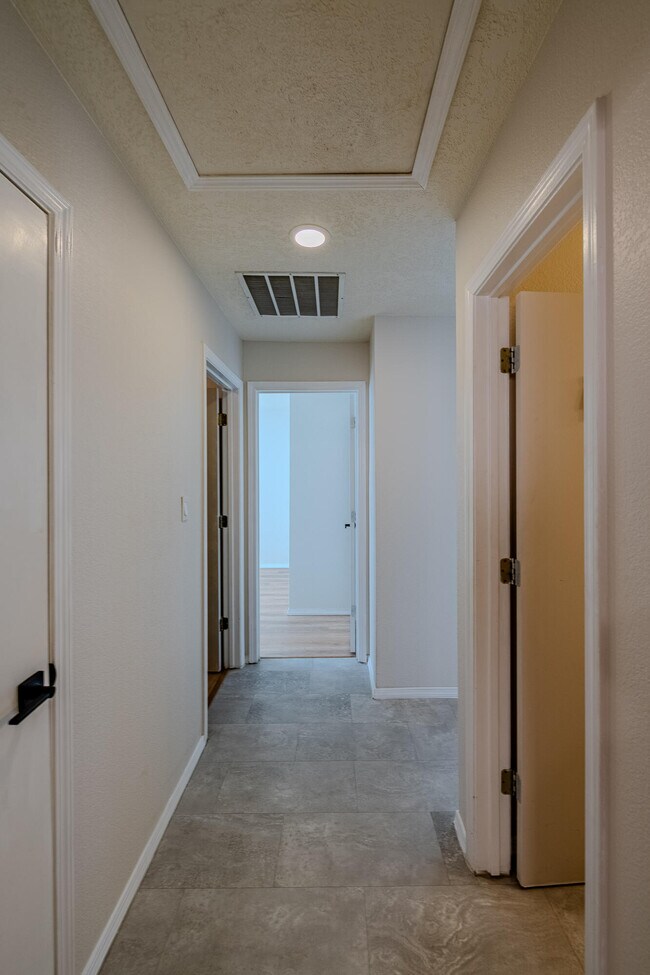 Building Photo - 4031 Cresta Park Ave NW