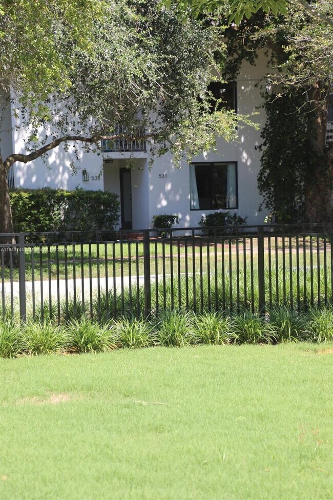 Building Photo - 533 Menendez Ave