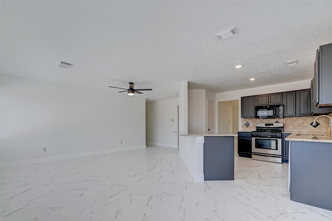 Building Photo - 16015 Surrey Woods Dr