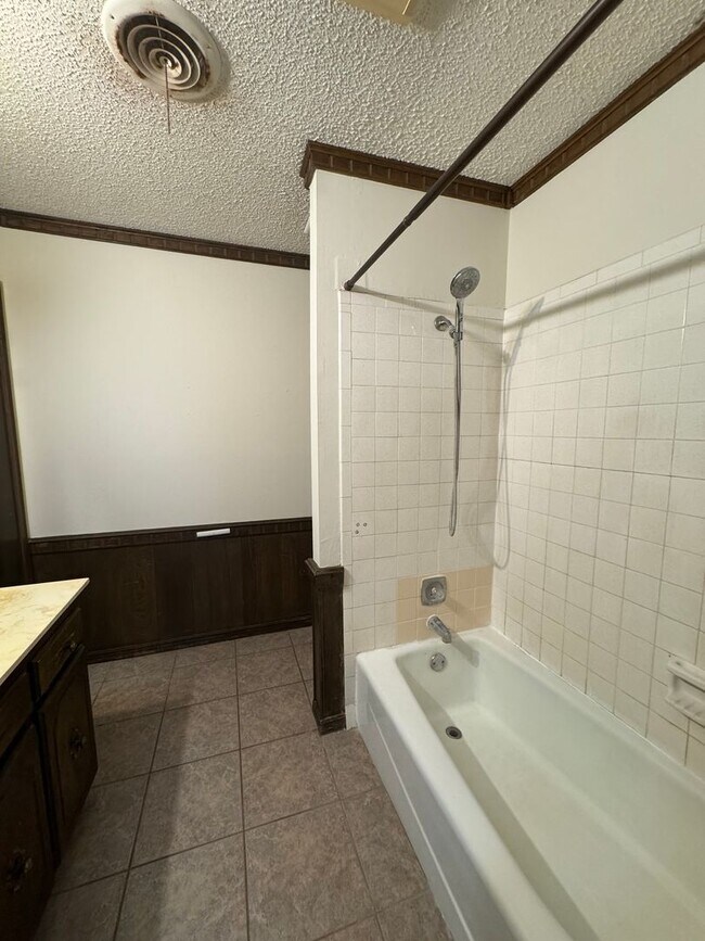 Building Photo - Great Duplex in Medical District 2 Bedroom 1 Bath Washer and Dryer Hook Ups