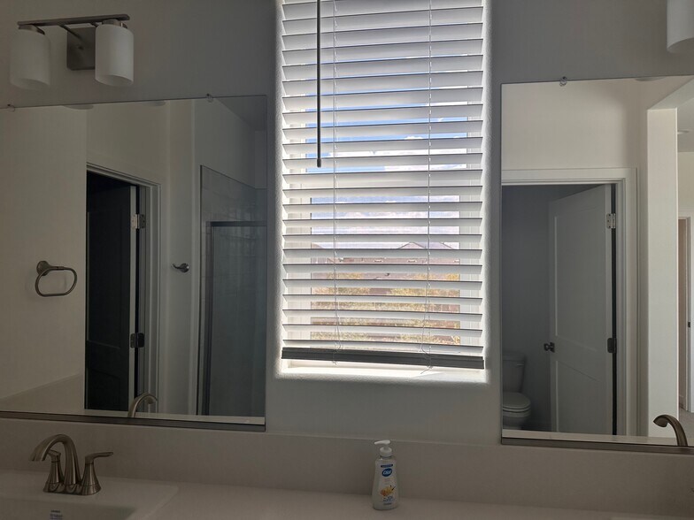 Building Photo - 696 Philip Way