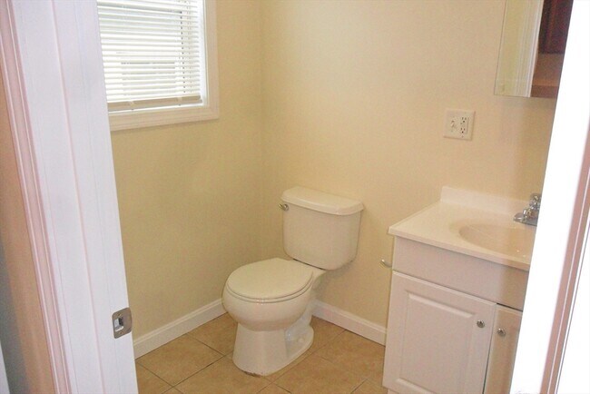 Building Photo - 848 Waverly St