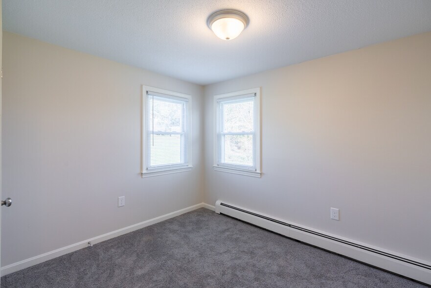 Building Photo - 8 Elm Hill Dr