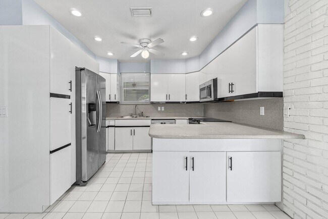 Building Photo - 718 Shore Dr