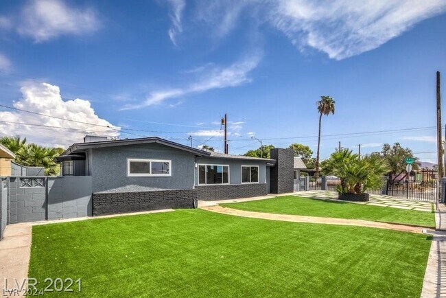 Building Photo - 829 E Oakey Blvd