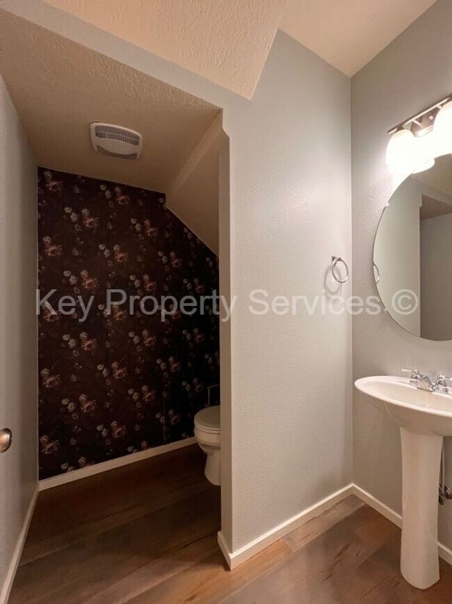 Building Photo - Stunning Hazel Dell Two-Story with High End Appliances