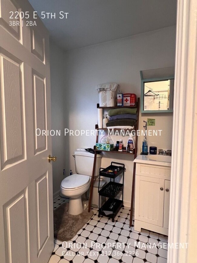 Building Photo - 2205 E 5th St