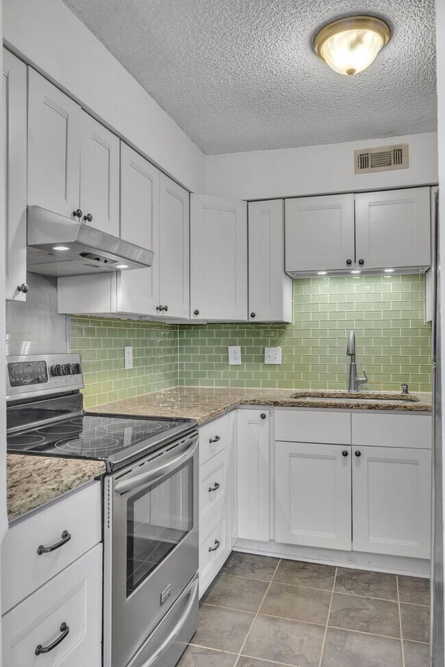 Building Photo - Spotless home in the most convenient locat...